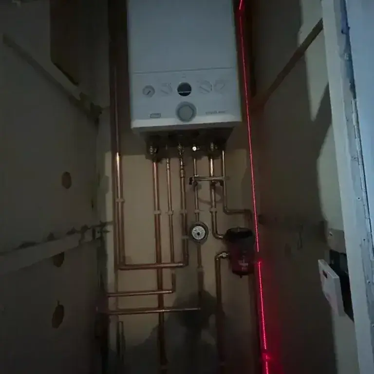 there is a tank that is sitting in a room with pipes