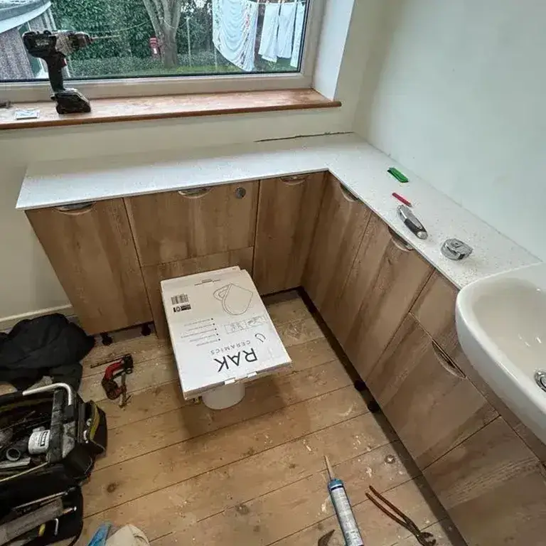 there is a box that is sitting on the floor in the bathroom