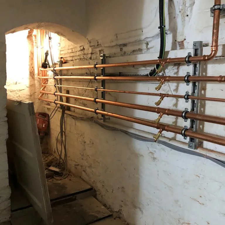 a room that has some pipes in it